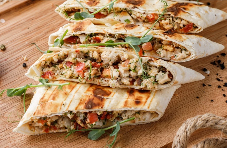 Лаваш с цыпленком и розовыми томатами