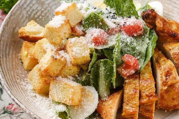 Салат с цыпленком, пармезаном и гренками бриошь