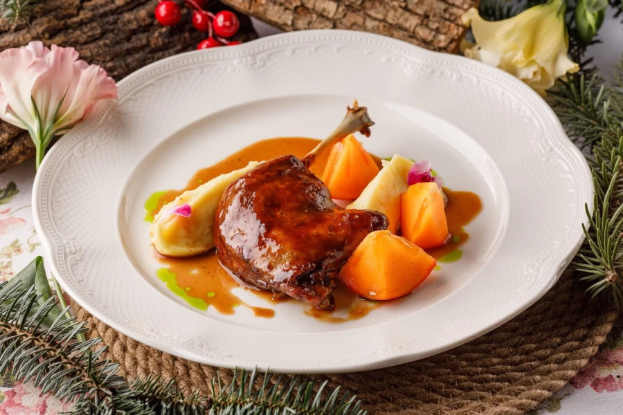 Томленая утиная ножка с пюре из картофеля и кумквата, с соусом жу