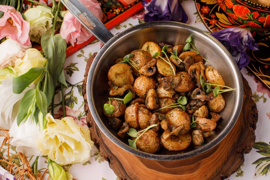 Жареный картофель с грибами и луком