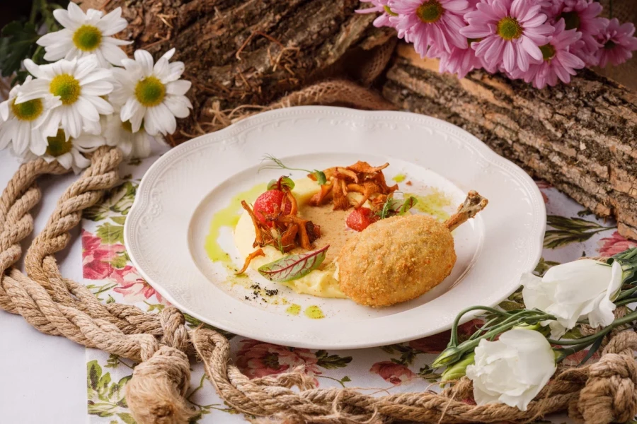 Котлета Пожарского с эспумой из грибов и картофельным пюре.