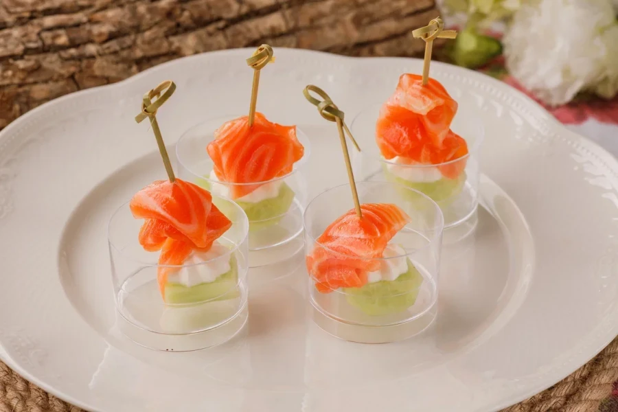 Лосось с огурцом и кремом из сыра