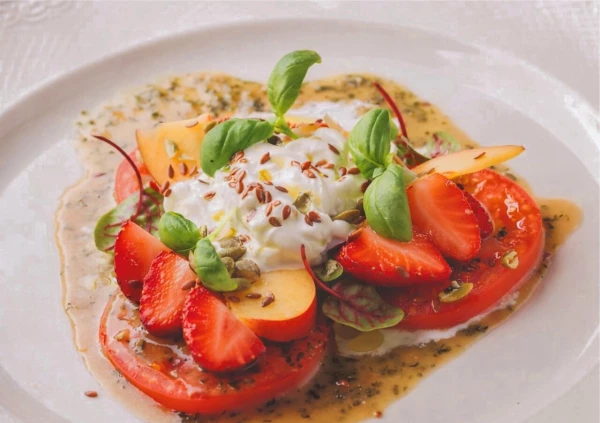 Карпаччо из томатов со страчателлой