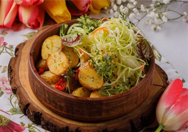 Молодой картофель с капустой
