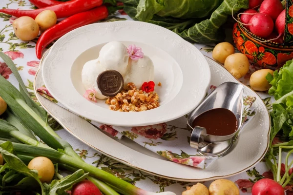 Ванильное мороженое с шоколадом и карамелизироваными орехами