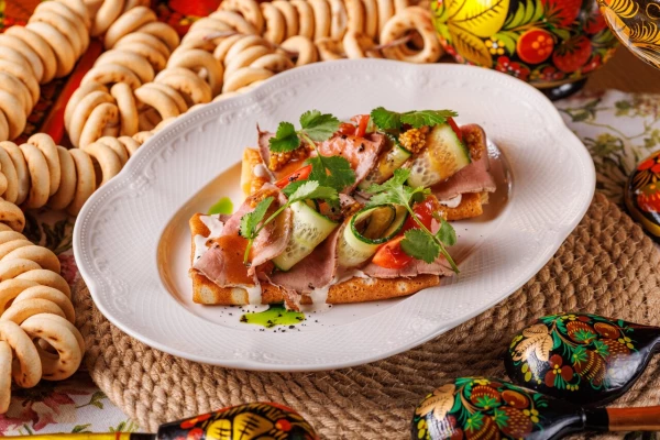 Блины с ростбифом и соусом вителло тоннато