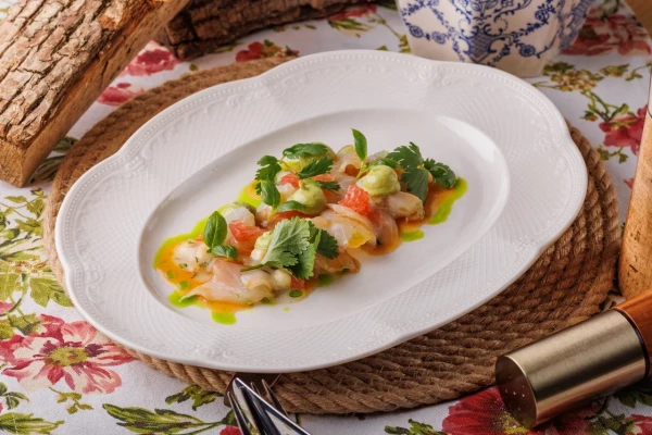 Севиче из дорадо с соусом понзу кремом из авокадо и помело