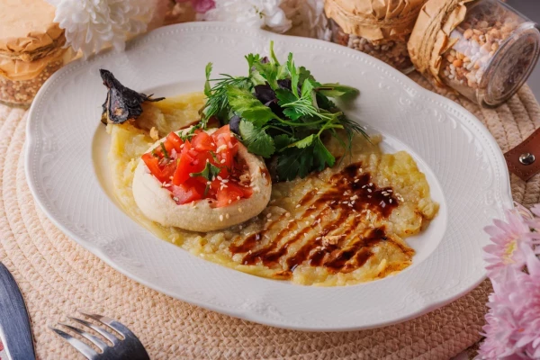 Карпаччо из баклажана с хумусом и томатами