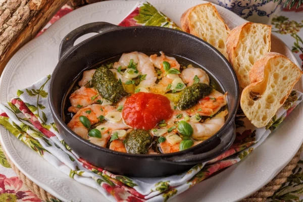 Креветки в ароматном масле с соусом песто и тертыми томатами 