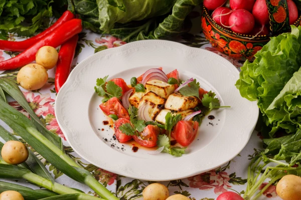 Адыгейский сыр на углях с розовыми томатами