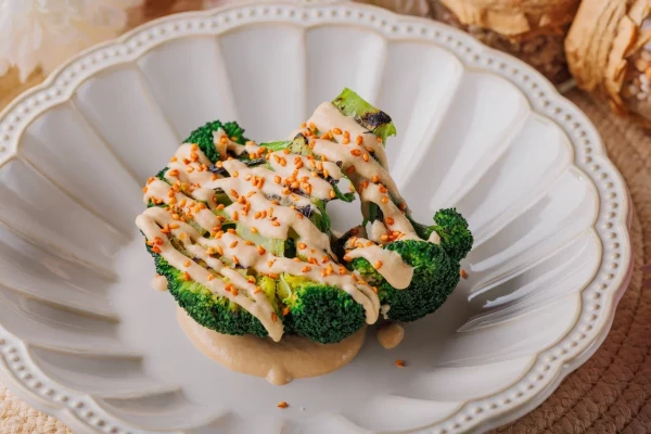 Капуста брокколи на гриле с соусом из арахиса