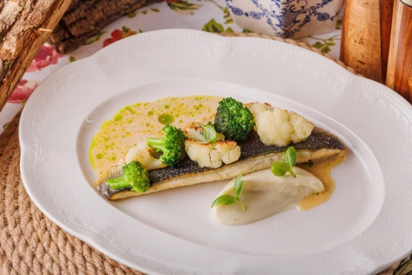 Сибас с кремом из цветной капусты с соусом из камбалы