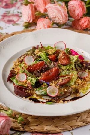 Салат с запеченной свеклой и маринованной сливой