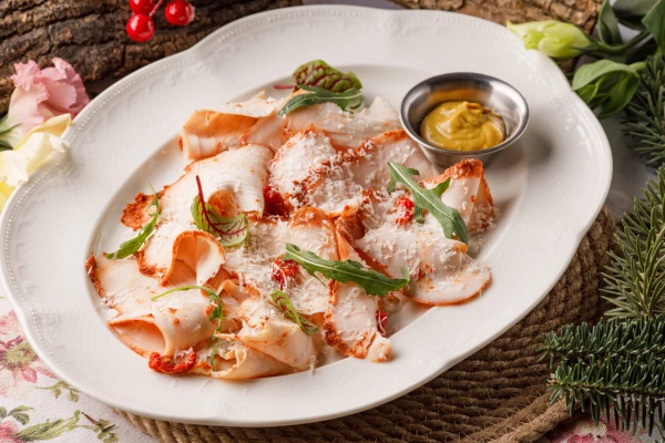 Подкопчённая индейка с вителло-тонато