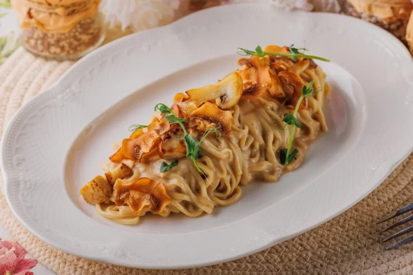 Паста с соусом из белых грибов и чипсами из шампиньонов