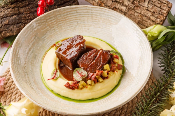 Говяжьи щечки с картофельным пюре и соусом демиглас