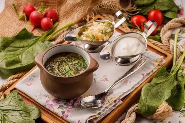 Зелёный борщ со сметаной