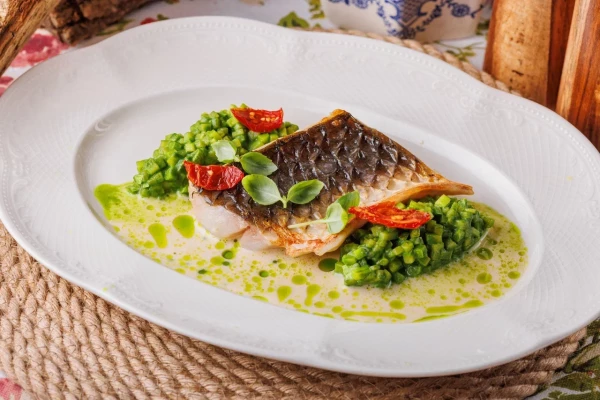 Пеленгас с ризотто из кабачка и соусом из печеного чеснока