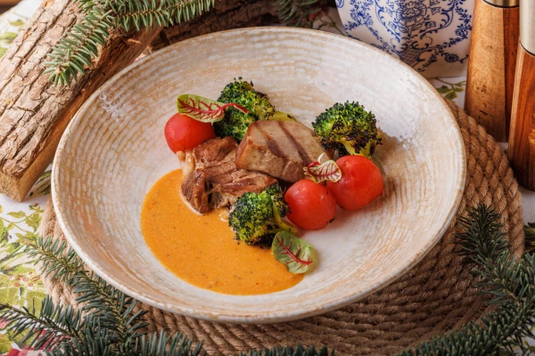 Говяжий язык с брокколи, черри и мясным соусом