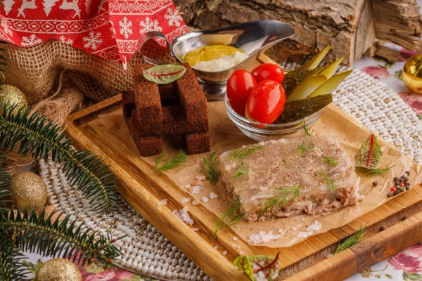 Деревенский холодец с соленьями и гренками