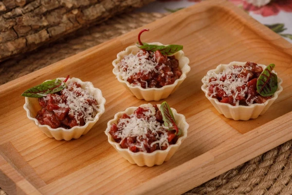 Тарталетка с тартаром из говядины