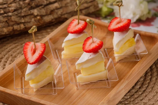 Сыр бри с ананасом и клубникой