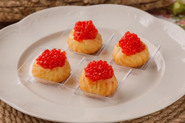 Профитроли с красной икрой