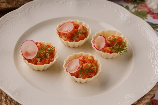 Тарталетка с тартаром из лосося