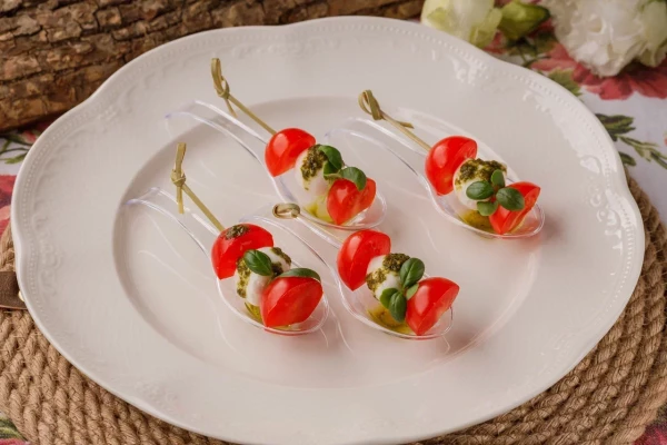 Мини моцарелло с томатами черри и соусом песто