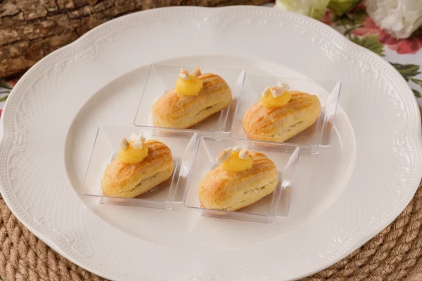 Мини эклер с паштетом из утки