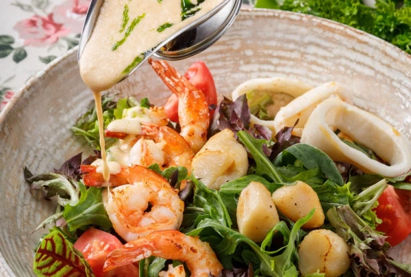 Салат с морепродуктами и сливочным муссом 
