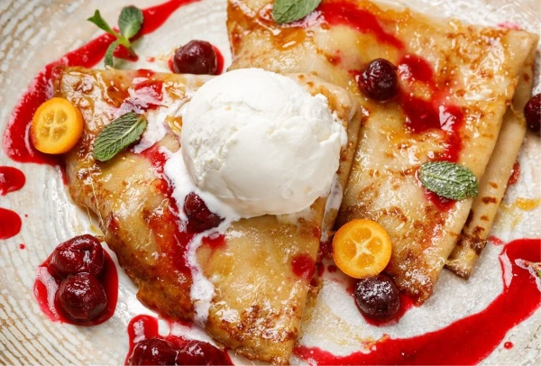 Карамелизованные блины с мороженым и ягодным соусом
