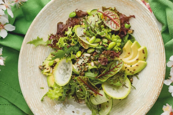 Зелёный салат с авокадо и жареными семечками