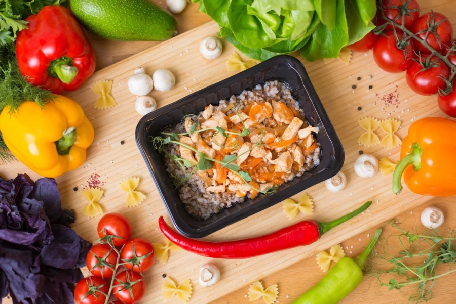 Гуляш из куриного филе с гречей