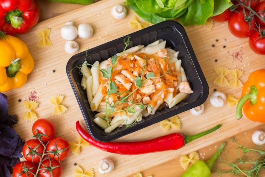 Гуляш из куриного филе с пастой твердых сортов