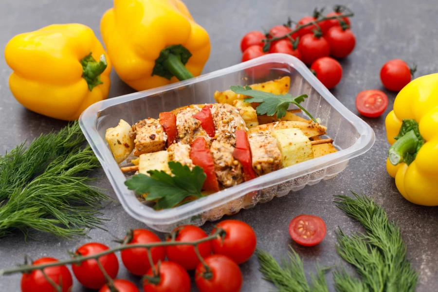 Картофельные дольки. Куриный шашлычок