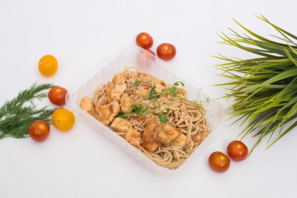 Гречневая лапша с курицей «Барбекю» и овощами