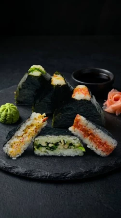 Онигири с курицей и чуккой