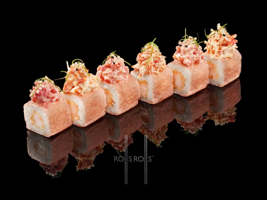 Ролл в маменори с тар-таром из тунца и краба с креветкой темпура