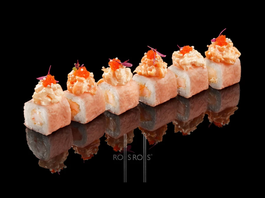 Ролл в маменори с гребешком и лососем с креветкой темпура