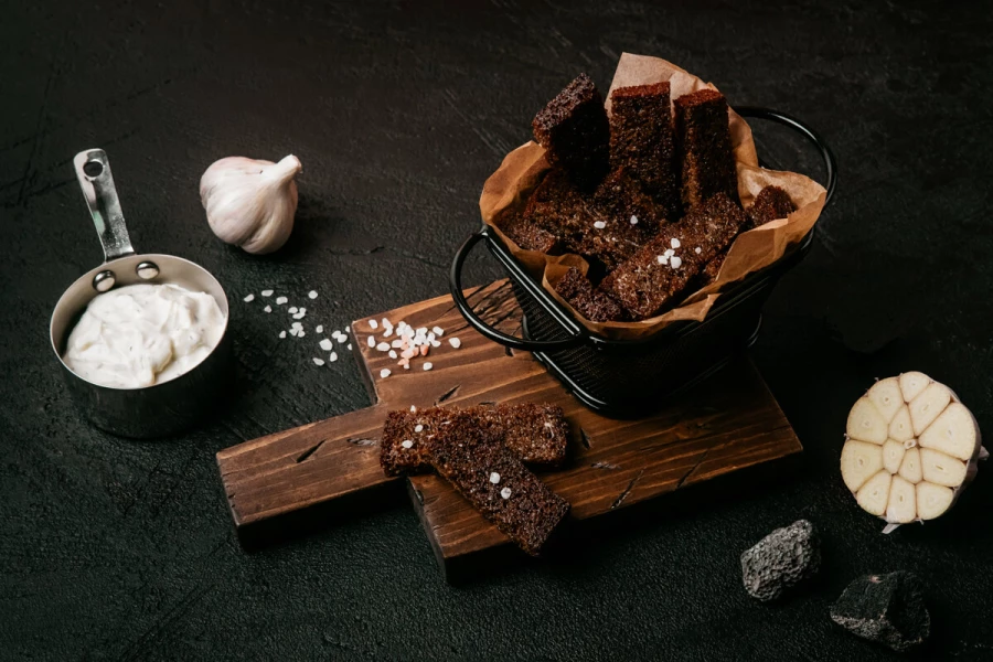 Гренки чесночные с соусом тар-тар