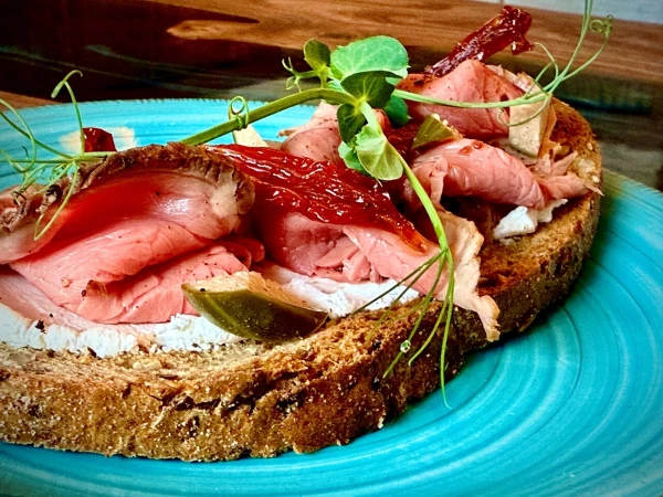 Брускетта ростбиф