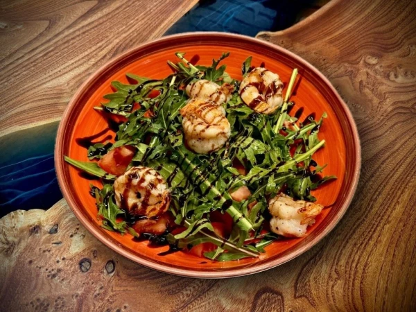 Салат рукола с креветками