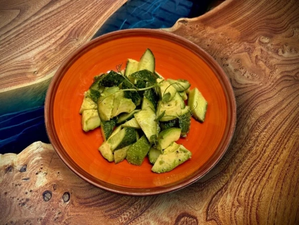 Салат с авокадо и огурцом