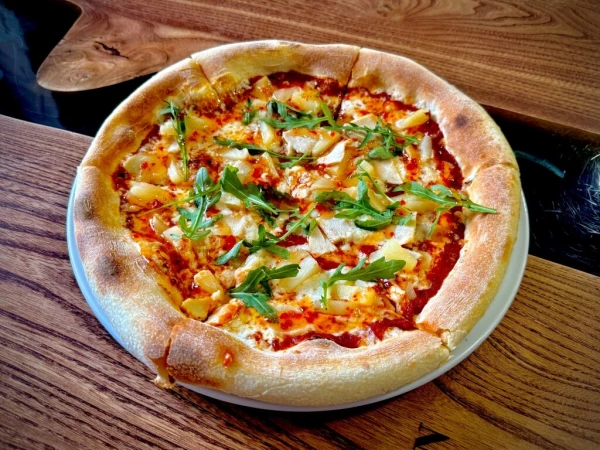 Пицца с курицей и ананасом