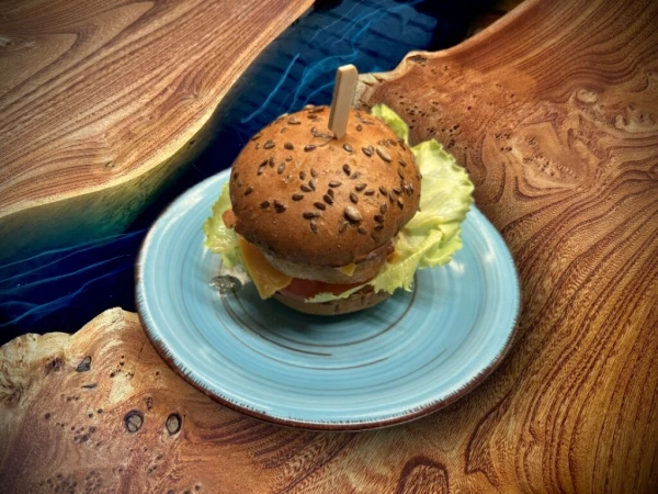 Бургер с куриной котлетой
