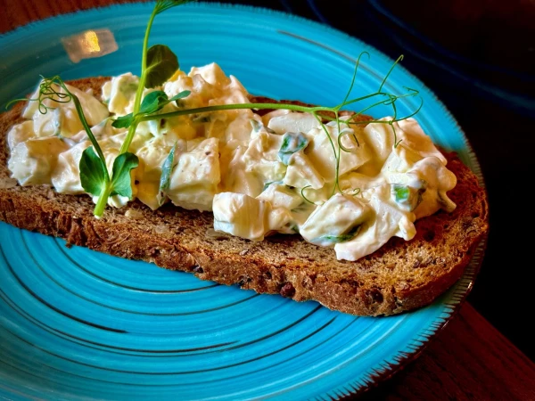 Брускетта с яйцом и зел. луком