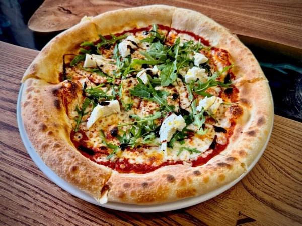 Пицца рукола и моцарела