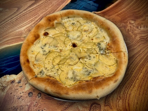 Пицца с грушей и голубым сыром