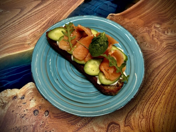 Брускетта лосось и тв. сыр